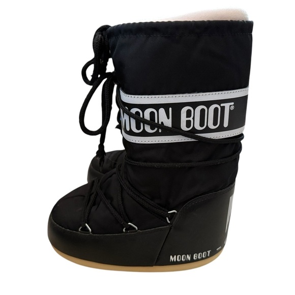 Kids black moon boot size 13.5 to 2.5 kids in great used condition - Picture 1 of 8